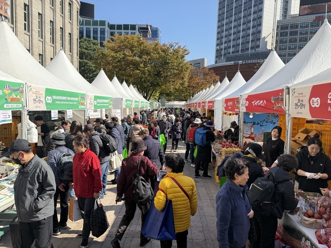 ▲ 10월 27일부터 30일까지 열린 ‘2025 왔니껴안동장터(안동 농축특산물 직거래장터)’가 수도권 시민의 발길이 이어진 가운데 성황리에 막을 내렸다.