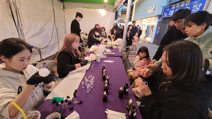 ▲ ‘펀펀로드’에서는 구미대학교와 협업한 뷰티 체험존에서 시민들이 뷰티체험을 하고있다. 이봉한기자