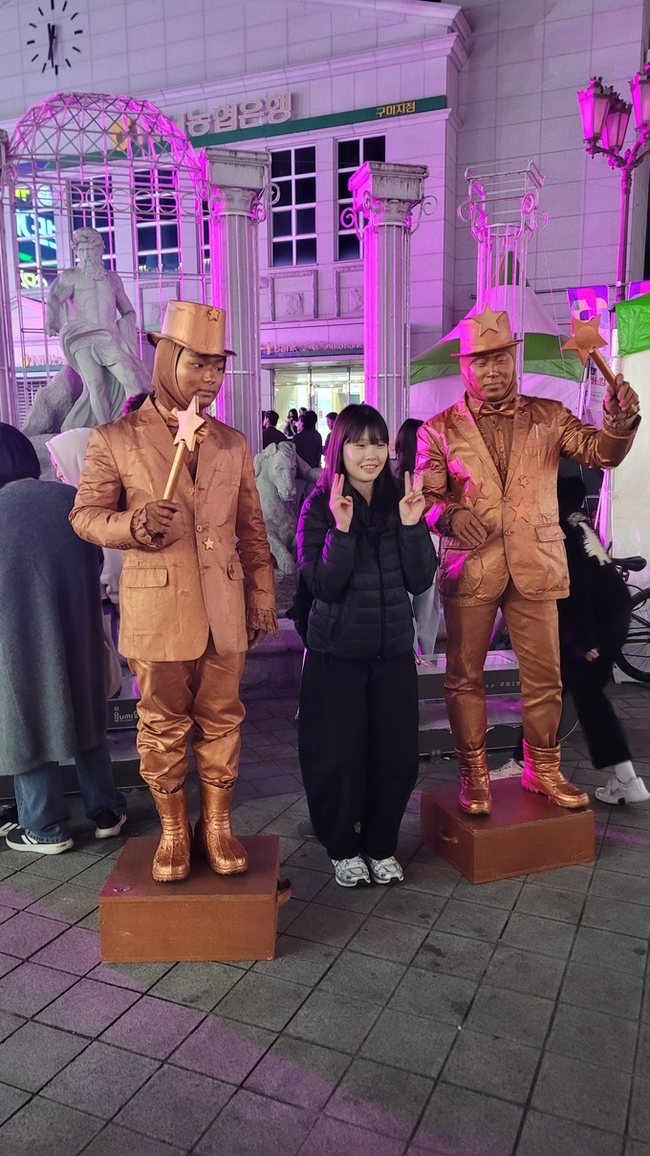 ▲ 구미문화로 페스티벌에 참가한 한 시민이 마임 퍼포먼스존에[서 촬영을 하고있다. 이봉한기자