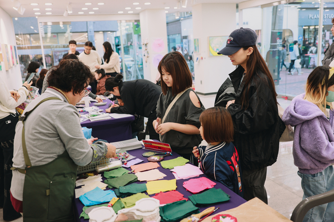 ▲ ‘2025 구미 문화로 페스티벌’이 열린 문화로에서 쇼핑을 즐기고 있는 가족.