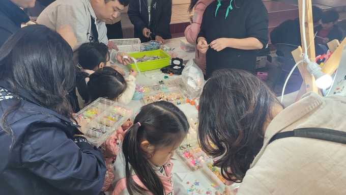 ▲ 구미문화로 페스티벌에 참가한 가족이 아이와 함께 즐거운 체험활동을 하고있다. 이봉한기자