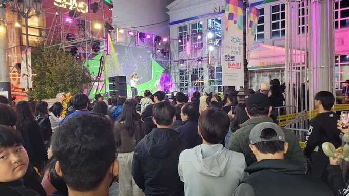 ▲ 구미 문화로 페스티벌 공연장에서 열리는 공연을 많은 시민들이 즐거워 하며 지켜보고있다. 이봉한기자