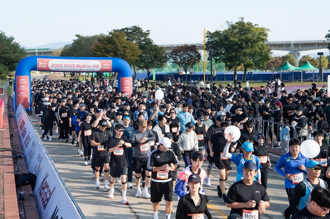 ▲ ‘2025 GIVE RUN in 구미’가 구미 낙동강체육공원에서 열려 3000여 명의 시민이 참여한 가운데 출발하고 있다.