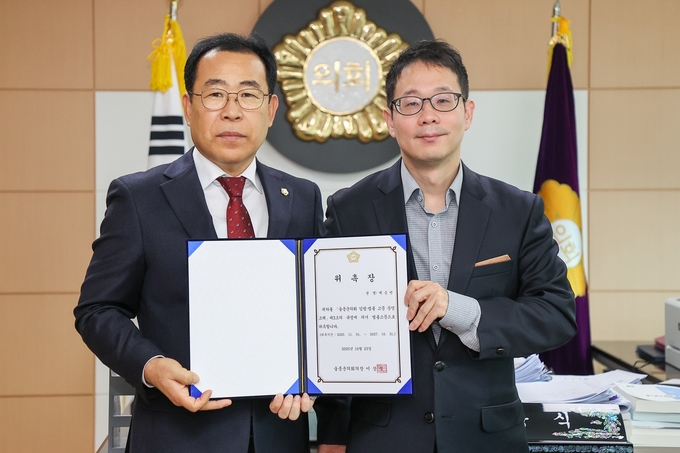 ▲ 이번에 위촉된 법률 고문 백승빈 변호사(사진 오른쪽)