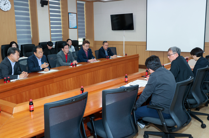 ▲ 울릉군의회는 29일 포항지방해양수산청을 찾아, 동절기 여객선 단절 위기에 대한 대응책을 논의했다.  사진 울릉군의회