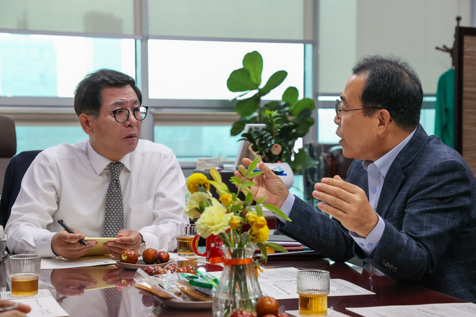 ▲ 마지막 날인 31일에는 지역구 국회의원인 이상휘 의원(국민의힘, 포항남구·울릉군) 사무실을 방문, 의료취약지인 울릉군의 응급의료체계 강화를 위해 파견 의료인력 지원사업 확대를 요청했다.  사진 울릉군의회