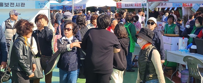 ▲ 1일 예천읍 한천체육공원에서 열린 예천활축제& 농산물축제장은 부스마다 가을 나들이객들로 인산인해를 이뤘다.이상만 기자