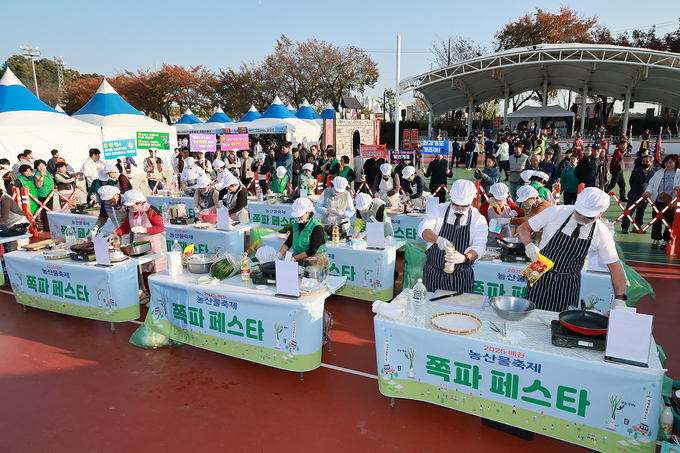 ▲ 31일 활축제& 농산물 축제장에서 열린  쪽파 경연대회 참가자들의 요리장면,이상만 기자