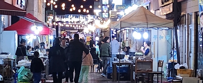 ▲ 1일 밤 예천활축제  & 농산물 축제와 함께 열린 예천읍 맛고을 장터의 모습, 이상만 기자