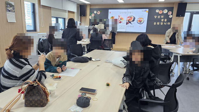 ▲ ‘김천시가족센터(센터장 우성 스님)’에서 부모와 자녀가 함께 참여하는 ‘해피패밀리 프로젝트-엄마와 아이의 행복 톡톡!’이 열리고 있다.