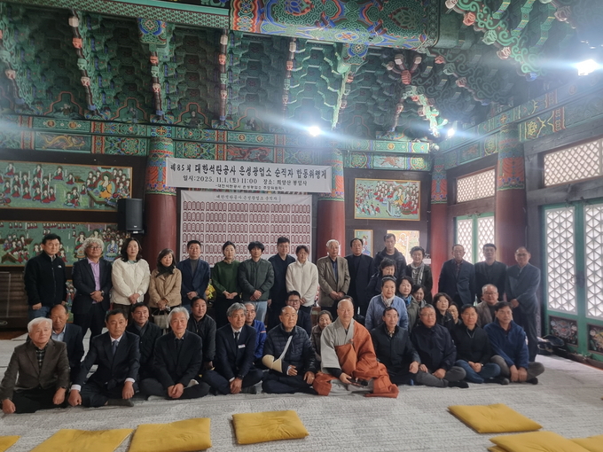 ▲ 참석자들이 헌화와 분향으로 산업전사들의 넋을 기리린 후 기념촬영을 하고 있다.