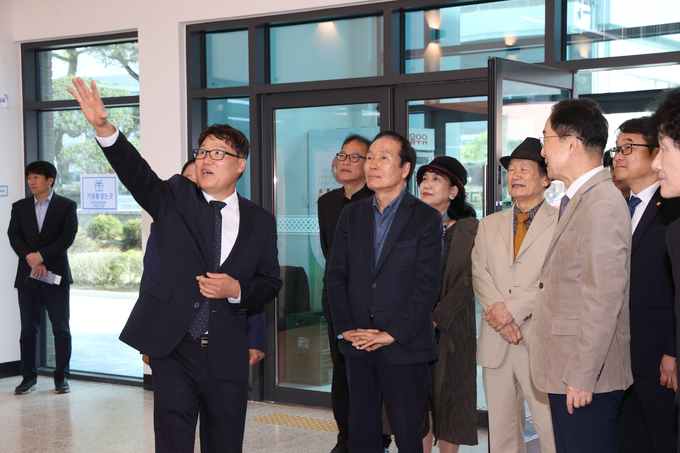 ▲ 김광현 의성고등학교 교장(왼쪽)이 10월 30일 열린 그린스마트스쿨 개관식에서 임종식 경북교육감, 김주수 의성군수 등 내빈들에게 새로 단장된 본관 내부를 설명하고 있다. 의성군