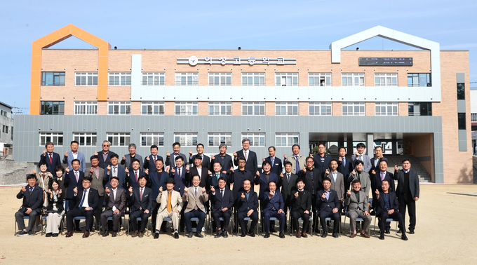 ▲ 임종식 경북교육감(앞줄 왼쪽 일곱 번째부터), 김광현 의성고 교장, 김주수 의성군수, 최훈식 의성군의회 의장 등을 비롯한 참석자들이 10월 30일 새로 완공된 의성고 본관 앞에서 그린스마트스쿨 개관을 기념하며 단체 기념촬영을 하고 있다. 의성군