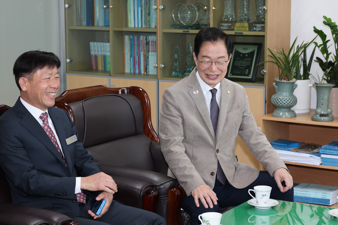 ▲ 임종식 경북교육감(오른쪽)과 이우식 의성교육지원청 교육장(왼쪽)이 10월 30일 의성고등학교 교장실에서 환담을 나누며 교육 현안과 지역 학교 발전 방향에 대해 의견을 나누고 있다. 의성군