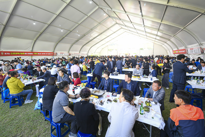 ▲ 관람객들이 현장에서 구워먹는 약돌한우로 가득 찬 구이터가 축제 열기를 더하고 있다.