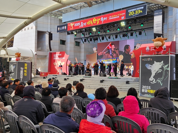 ▲ 2일 폐막을 앞두고 2025 문경약돌한우축제 마지막 행사인  한우농가 읍면동 노래자랑이 펼쳐지고 있다.