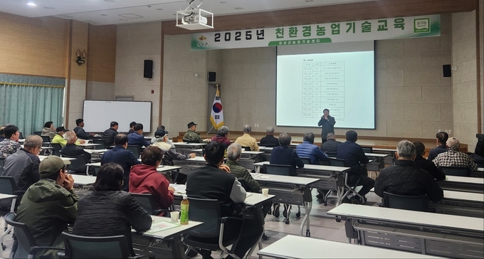 ▲ 의성군 친환경농업기술보급센터에서 10월 30일 교육생들이 화면에 표시된 교육일정을 보며 친환경농업기술교육 개강 안내를 듣고 있다. 의성군