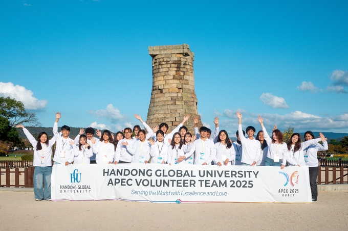 ▲ 경주 APEC에 8개국 출신 한동대 유학생 28명이 통역과 안내 등을 맡아 성공적인 활동을 한 가운데 경주 첨성대 앞에서 기념촬영한 모습. 한동대학교 제공