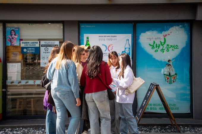 ▲ 지난 10월 31일부터 11월 1일까지 열린 경주 APEC 정상회의에 8개국 출신 한동대 유학생 28명이 통역과 안내 등을 맡아 성공적인 활동을 한 가운데 당시 활동 모습. 한동대학교 제공