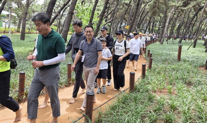 ▲ 맨발걷기 행사에 참여한 동호인
