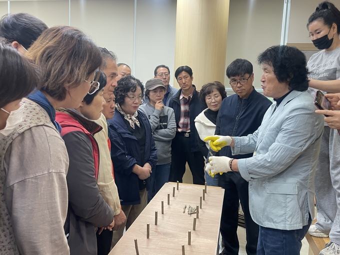 ▲ 경산묘목영농조합법인은 경산시종묘기술개발센터에서 2025년 접사·결속사 양성 교육을 시작했다. 접사·결속사 양성 교육 장면. 경산시.