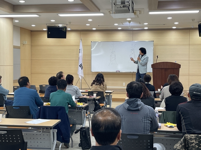 ▲ 경산묘목영농조합법인은 경산시종묘기술개발센터에서 2025년 접사·결속사 양성 교육을 시작했다. 접사·결속사 양성 교육 장면. 경산시.