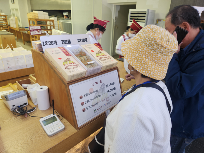 ▲ 관광객들이 계산대 앞에서 황남빵을 구매하고 있다. 서의수 기자