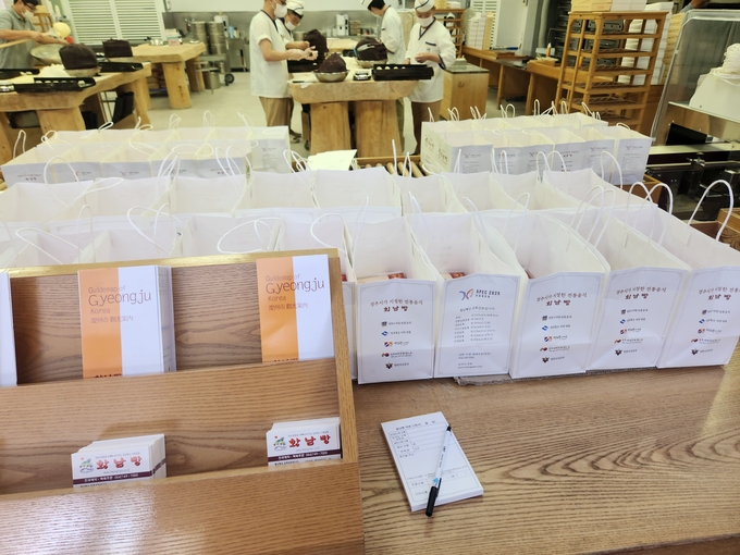 ▲ APEC 공식 선물 포장 봉투가 진열된 황남빵 매장 내부 모습.서의수 기자