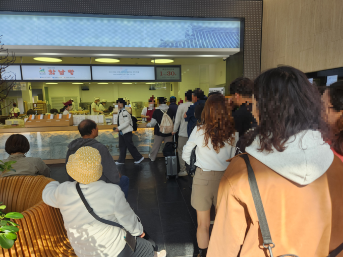 ▲ 2일 오후 경북 경주 황남빵 매장 내부에 관광객들이 길게 줄을 서고 있다. 서의수 기자