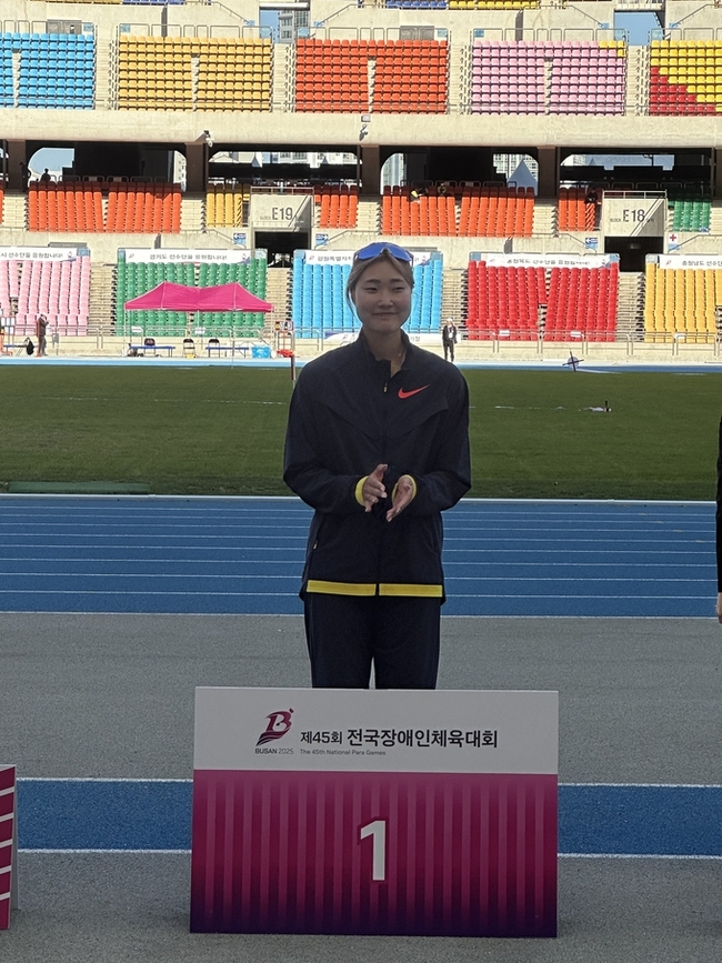 ▲ 포항시청 신현진이 제45회 전국장애인체육대회 여자일반부 400mT-12와 100mT-12경기서 한국신기록 4개를 세우며 2관왕에 올랐다. 사진은 2일 100mT-12경기 시상식 모습.