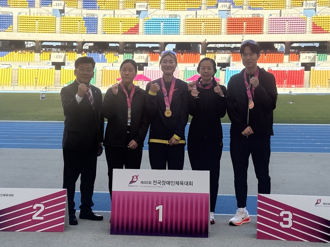 ▲ 포항시청 신현진이 제45회 전국장애인체육대회 여자일반부 400mT-12와 100mT-12경기서 한국신기록 4개를 세우며 2관왕에 올랐다. 사진은 2일 100mT-12경기 시상식 모습.