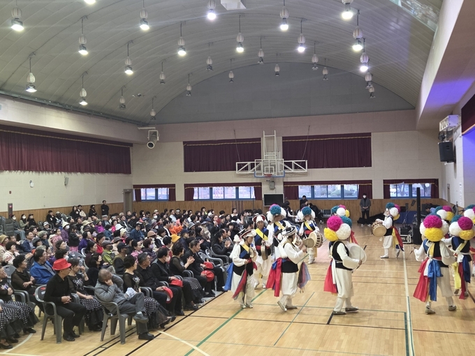 ▲ 영주시 휴천1동 주민자치위원회가 1일 동부초등학교 체육관과 원당천에서 ‘2025 휴천1동 어울림 마당’을 열고 있다. 휴천1동 풍물단 공연.