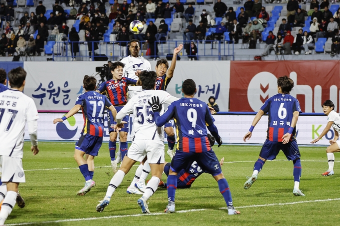 ▲ 대구FC 에드가가 후반 추가시간 7분, 높은 헤딩 슛으로  수원FC의 골문을 흔들었다 . 대구FC