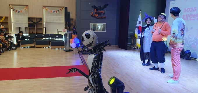 ▲ 1일 포항시 남구 포항시립포은오천도서관에서 열린 2025 대한민국 동화축제 중 유튜버 ‘급식왕’에 동키쌤, 밀크쌤, 연하상수가 공연하는 모습. 황영우 기자