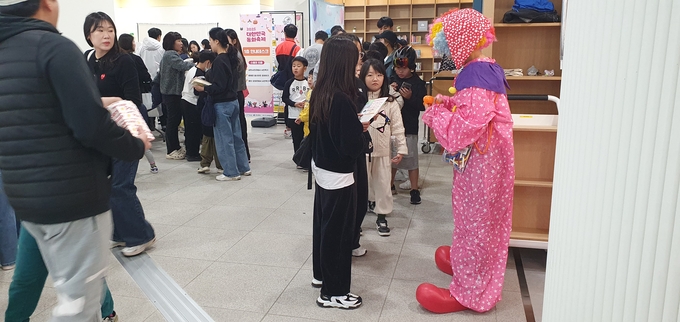 ▲ 1일 포항시 남구 포항시립포은오천도서관에서 열린 2025 대한민국 동화축제 중 삐에로 캐릭터가 아이들과 대화하는 모습. 황영우 기자
