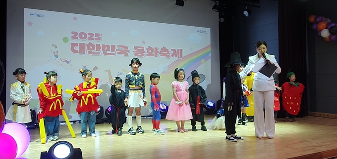 ▲ 1일 포항시 남구 포항시립포은오천도서관에서 열린 2025 대한민국 동화축제 중 케데헌 등 여러가지 캐릭터 옷을 입고 워킹 모델쇼를 한 아이들의 모습. 황영우 기자