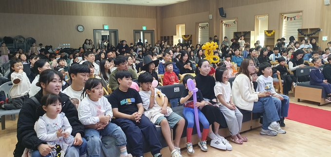 ▲ 1일 포항시 남구 포항시립포은오천도서관에서 열린 2025 대한민국 동화축제 개막식에 참석한 어린이들과 학부모들. 황영우 기자