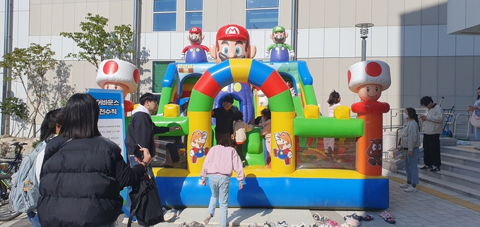 ▲ 1일 포항시 남구 포항시립포은오천도서관에서 열린 2025 대한민국 동화축제 중 튜브 놀이터가 운영되는 모습. 황영우 기자