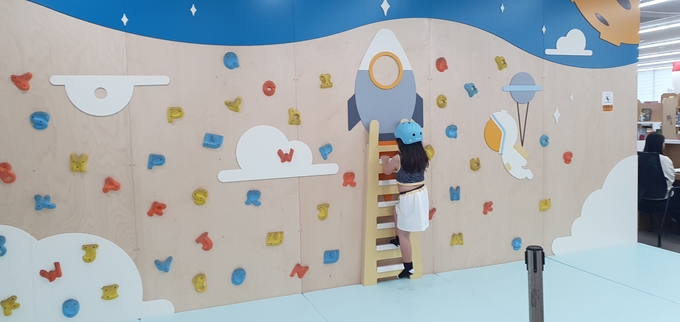 ▲ 1일 포항시 남구 포항시립포은오천도서관에서 열린 2025 대한민국 동화축제 중 한 여자 어린이가 어린이클라이밍을 체험하는 모습. 황영우 기자