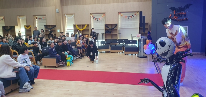 ▲ 1일 포항시 남구 포항시립포은오천도서관에서 열린 2025 대한민국 동화축제 중 유튜버 ‘급식왕’에 동키쌤이 먼저 아이들의 시선을 집중케 한 모습. 황영우 기자