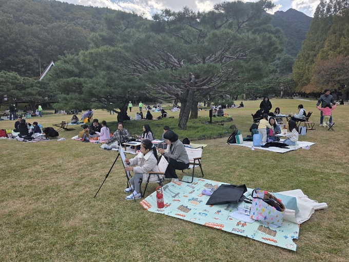 ▲ 자연보호구미시협의회 주관 ‘제22회 자연보호 백일장’이 1일 금오산 잔디광장에서 열렸다. 청소년과 시민들이 작품활동에 매진 하고 있다. 구미시