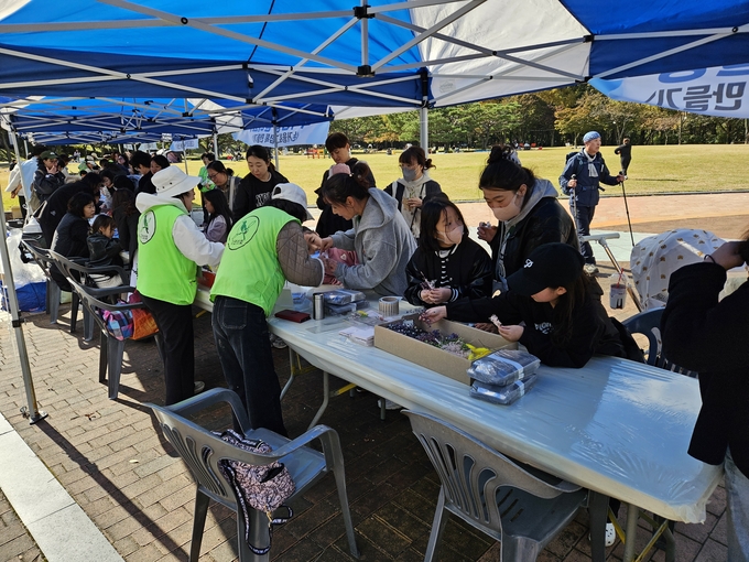 ▲ 자연보호구미시협의회 주관 ‘제22회 자연보호 백일장’이 1일 금오산 잔디광장에서 열렸다. 청소년과 시민들이 친환경 체험부스에서 체험활동을 하고 있다. 구미시