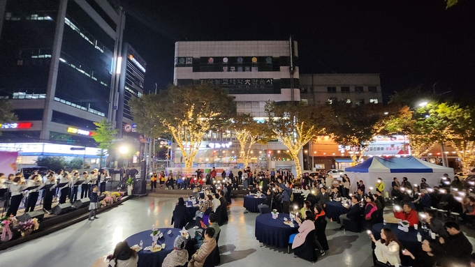 ▲ 지난달 31일 송정맛길 낭만 버스킹 공연장(광평천 제3공영주차장)에서 구미시 종합자원봉사센터 주관으로 ‘우수봉사자를 위한 낭만 힐링 콘서트’가 열리고 있다. 구미시