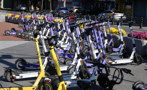 ▲ 줄 지어 세워진 공유 PM. 경북일보 DB