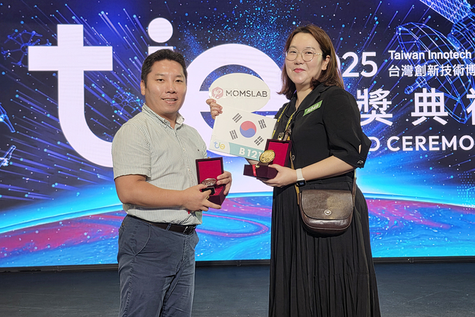 ▲ 대구한의대는 대만 타이베이 세계무역센터(TWTC)에서 개최된 ‘2025 대만 이노테크 엑스포(Taiwan Innotech Expo)’에서 금상 1개와 은상 1개를 수상하는 쾌거를 달성했다. 금상을 수상한 ㈜맘쓰랩 김소향 대표 (오른쪽). 대구한의대.