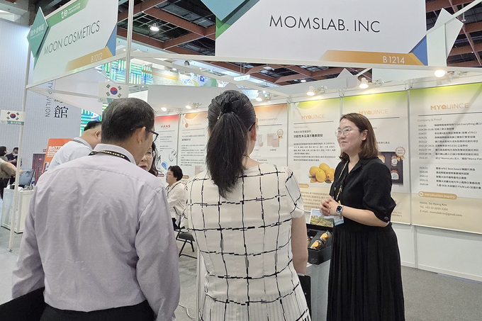 ▲ 대구한의대는 대만 타이베이 세계무역센터(TWTC)에서 개최된 ‘2025 대만 이노테크 엑스포(Taiwan Innotech Expo)’에서 금상 1개와 은상 1개를 수상하는 쾌거를 달성했다. 금상을 수상한 ㈜맘쓰랩 운영부스 현장. 대구한의대.