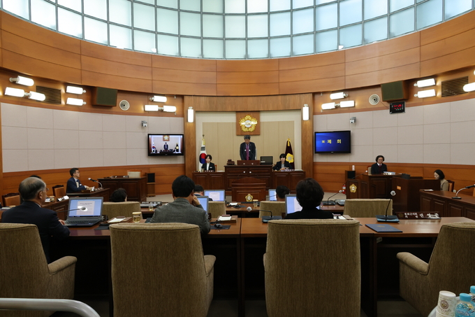 ▲ 금동윤 봉화군의회 부의장이 지난달 31일 제275회 임시회 폐회를 주관하고 있다.