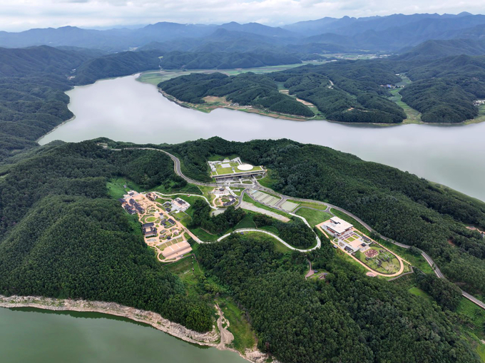 ▲ 연면적 2만8천여㎡ 규모의 안동국제컨벤션센터(ADCO)는 최대 2000명을 수용할 수 있는 대회의장과 13개의 중·소회의실을 갖춘 경북 북부권 대표 MICE 인프라다.
1만3500㎡ 규모의 조선시대 산성마을 콘셉트로 조성됐으며, 저잣거리·공예체험공방·공연장 등에서 계절별 축제와 행사가 열린다.