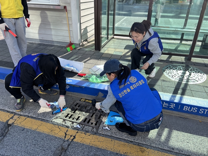 ▲ 경산시자원봉사센터는 지난 1일, 하양읍 중심 상권 일대에서 빗물받이 내 담배꽁초 무단투기를 근절하고 시민들의 환경 인식 개선을 촉구하는 ‘바다의 시작’ 캠페인을 실시했다. 경산시.