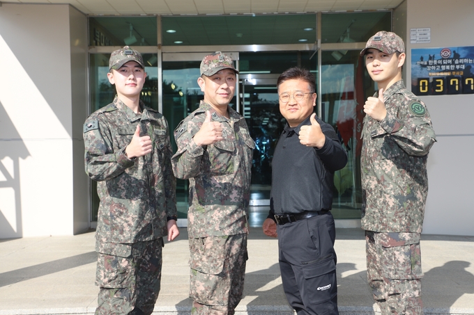 ▲ 지난달 31일 APEC 경호·경비작전 중 야간 기동순찰을 하다 의식을 잃고 쓰러진 시민을 심폐소생술로 생명을 구한 이효욱 일병, 안선근 상사, 심원창 준위, 신현태 일병(왼쪽부터)이 포즈를 취하고 있다. 육국 제50보병사단